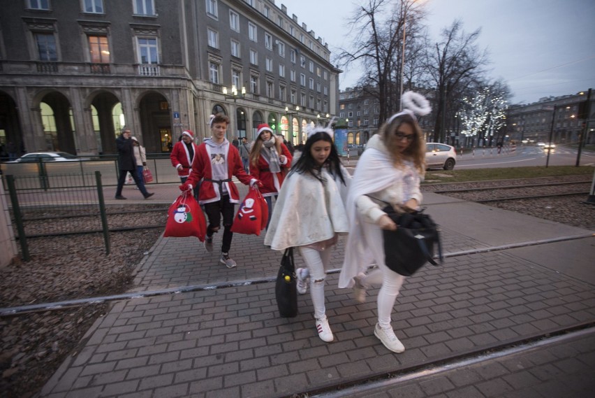 143 Mikołajów specjalnym tramwajem zawiozło prezenty chorym dzieciom