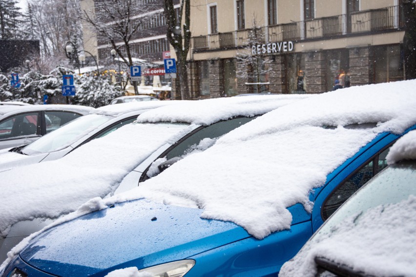 Zakopane. Zima na Wielkanoc. Miasto przykryło się śniegiem. Turystów jak na lekarstwo [ZDJĘCIA]