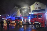 Poważny pożar w Żorach. Płonie dach jednego z budynków. Na miejscu pracuje kilkanaście jednostek straży pożarnej