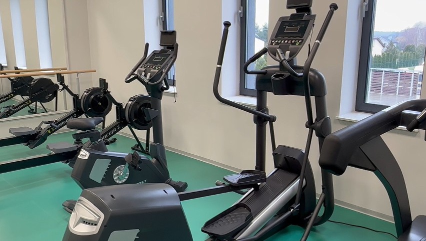 Gmina Kamieńsk zakupiła sprzęt do siłowni w hali sportowej
