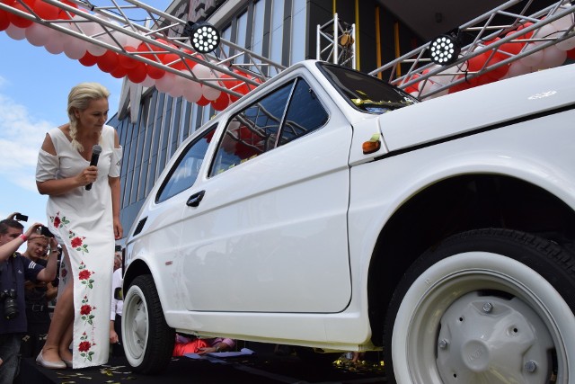 Oficjalna prezentacja odnowionego Fiata 126p dla Toma Hanksa- Znakomita większość wiąże z Fiatem 126p cudowne wspomnienia. Mały Fiat to symbol polskich przemian, polskich nadziei, polskiej determinacji i wreszcie symbol wolności, bo to właśnie małym fiatem w podróż za żelazną kurtynę wyruszyło najwięcej Polaków - mówił rajdowiec i właściciel Gemini Park Rafał Sonik, który sfinansował zakup Fiata 126p dla Toma Hanksa,Fot. Jacek Drost