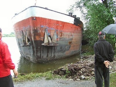 Pijani sterowali barką i wbili się półtora metra w ląd. Przewrócili drzewo i uszkodzili auto