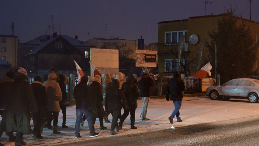 Ostrów Mazowiecka. Marsz wolnościowy "Stop segregacji sanitarnej". 29.01.2022. Zdjęcia