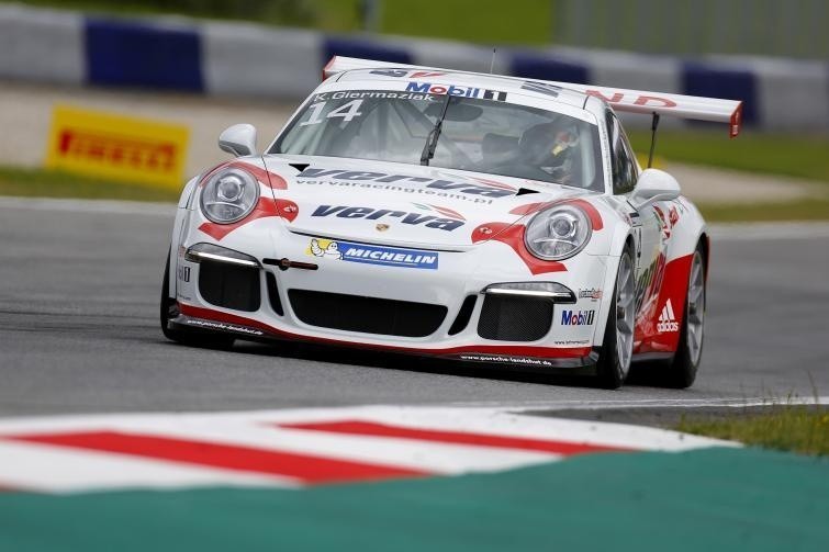 Kuba Giermaziak w Porsche 911 GT3 w drodze po zwycięstwo w...