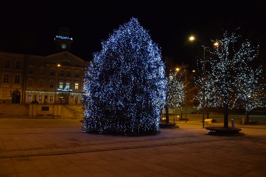 Gorlice. Miasto w świątecznej odsłonie. Na choince rozbłysły światełka, lipy mają swoje świetlne ubranka. Na kładce stanęła lampa naftowa 