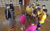 Piłkarze ręczni PGE VIVE Kielce Mateusz Jachlewski i Michał Jurecki uczyli nauczycieli