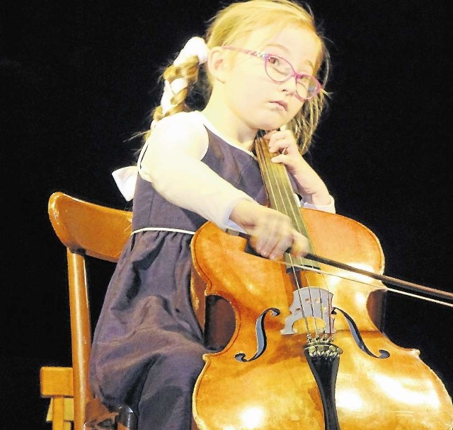 Na wiolonczeli gra Martyna Zębala