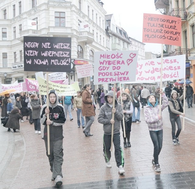 Kilkadziesiąt osób przemaszerowało deptakiem w centrum miasta