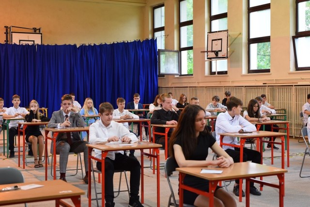 Swoje zmagania uczniowie rozpoczęli od sprawdzenia wiedzy z języka polskiego. W środę (25 maja) przed nimi matematyka, a w czwartek (26 maja) - język obcy