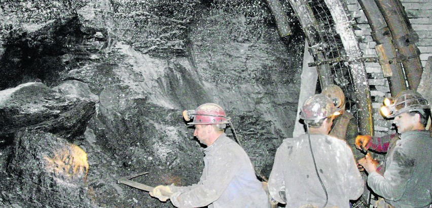Wydobycie węgla kamiennego odbywa się głęboko pod  ziemią,...