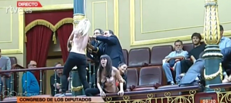 Aktywistki Femen atakują w hiszpańskim parlamencie. "Wynocha z mojej waginy" [VIDEO,ZDJĘCIA] 