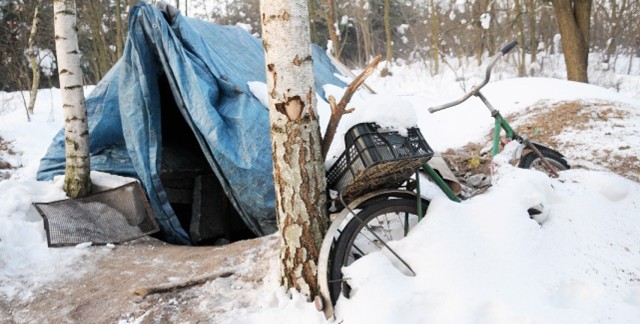 Ile stopni może być nocą w namiocie, nawet ocieplonym i ogrzewanym prowizorycznym piecykiem, gdy na zewnątrz niemal syberyjskie minusy? Brrr&#8230;