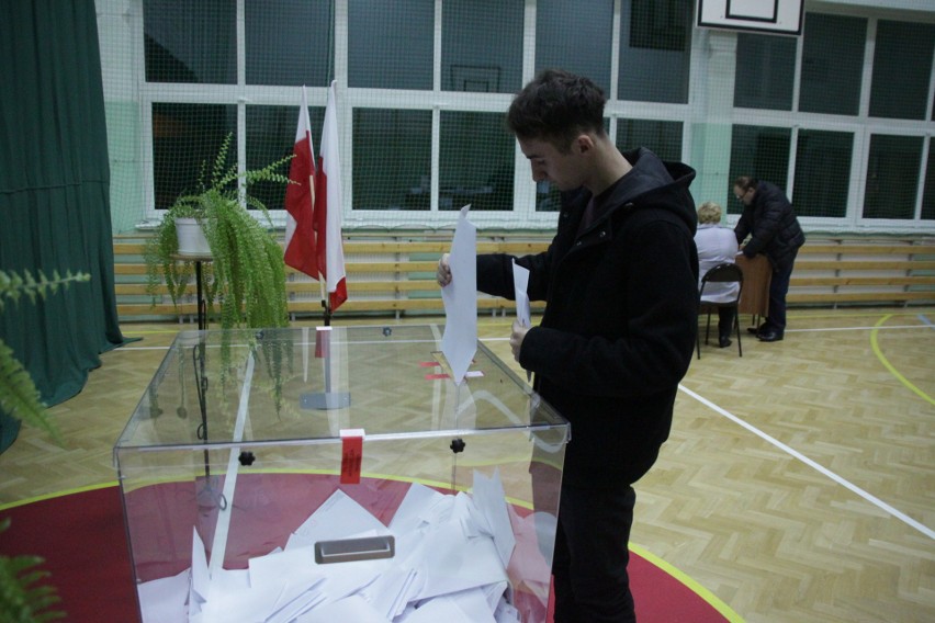 Wybory samorządowe 2018. Powiat brzeski. Trwa głosowanie w lokalach wyborczych [ZDJĘCIA]