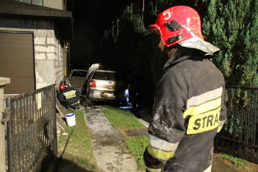 Nocny pożar w Mirkowie. Płonęło auto przy jednym z domów (ZDJĘCIA)