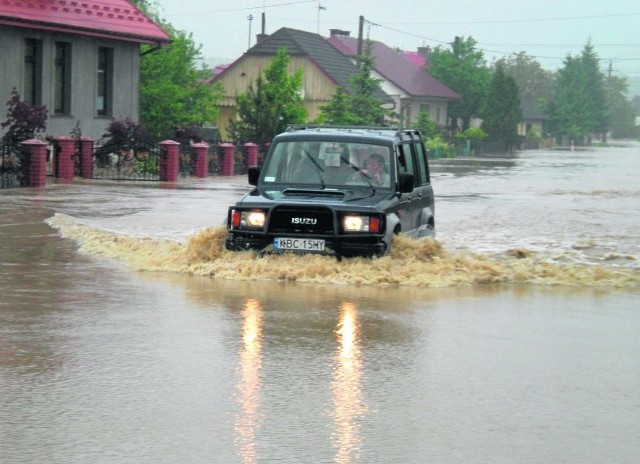 Wezbrana Raba w maju 2010 roku zalała Proszówki. Pod wodą znalazło się kilkadziesiąt domów. W całej gminie Bochnia powódź dotknęła około 1,5 tysiąca budynków.