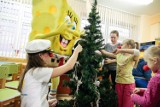 Dzieci razem ze SpongeBobem ubierały choinkę w opolskim WCM 