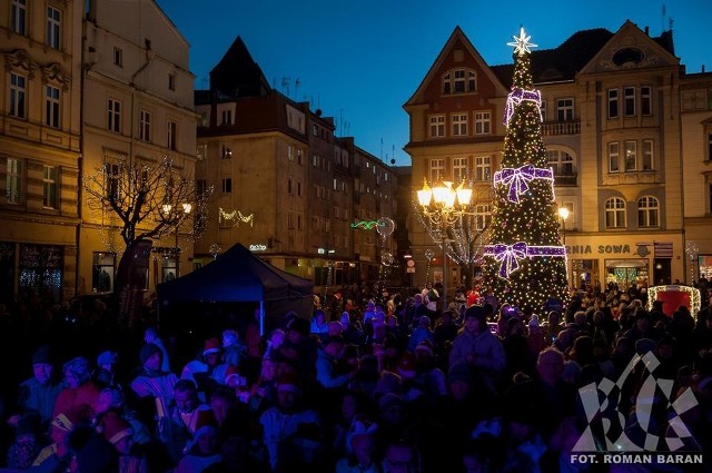 W sobotę na jubileuszową Świąteczną Iluminację organizatorzy zaprosili mieszkańców na brzeski Rynek. Tradycyjnie światełka w Brzegu włączyli zwycięzcy rodzinnej gry miejskiej. W tym roku wzięło w niej udział 45 zespołów. Zespół, który dotarł na metę jako pierwszy, otrzymał tytuł Rozświetlacza Brzegu, a wraz z nim możliwość rozpalenia światełek nie tylko na ulicy Długiej, ale także w tym roku wyjątkowo Rynku. Świąteczna Iluminacja to cykliczne wydarzenie, odbywające się od 2008 roku w okresie poprzedzającym Boże Narodzenie, organizowane z myślą o mieszkańcach powiatu brzeskiego i okolic. Zobaczcie, jak było w tym roku!