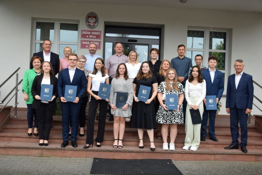 Nagrody edukacyjne dla zdolnych absolwentów szkół w gminie Mirzec. Zobacz zdjęcia