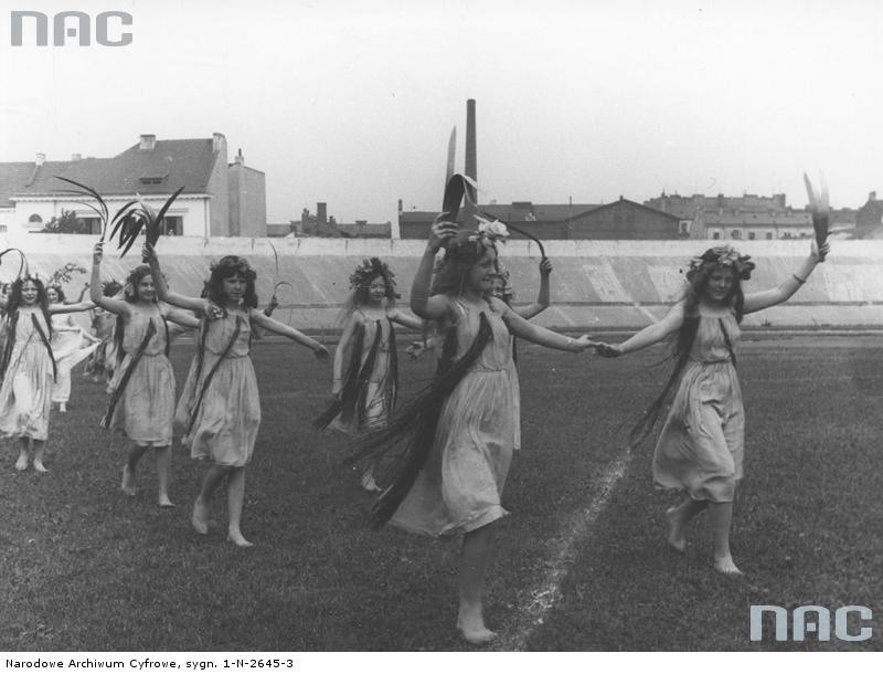 1937 r. Zakończenie roku szkolnego w Warszawie. Przemarsz...