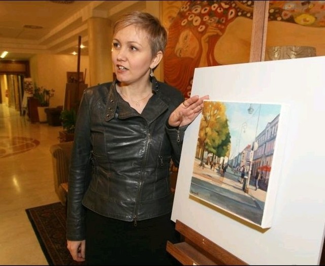 Artystka Ewa Ceborska przy swoim ulubionym obrazie przestawiającym róg ulicy Sienkiewicza i Małej w Kielcach.