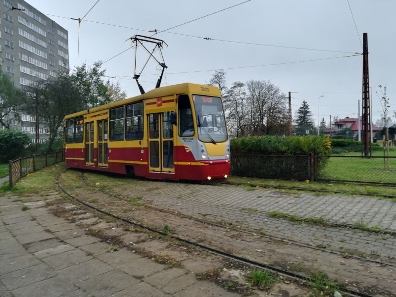 Na przystanku tramwaju nr 41 w Łodzi Grzegorz Schreiber,...