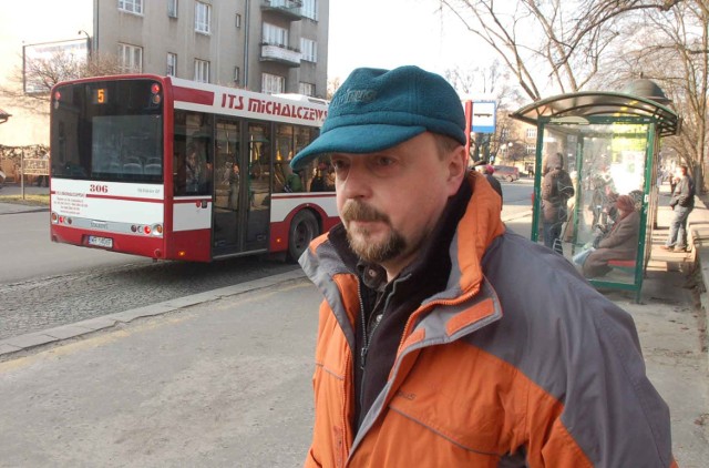 - Na liniach, którymi podróżuje wielu pasażerów, powinny kursować wyłącznie autobusy przegubowe - uważa Waldemar Kornaszewski