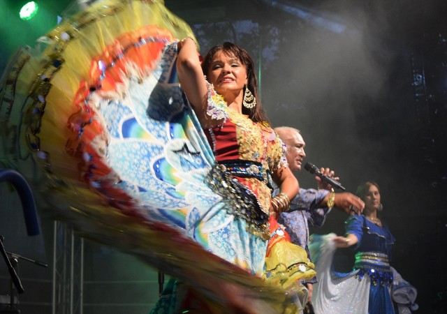 Koncert Don Vasyla i jego zespołu na Plaży Fregata w Tarnobrzegu przyciągnął w niedzielny wieczór fanów cygańskiej muzyki. Było głośno, kolorowo i wesoło. Publiczność bawiła się świetnie i razem z artystami śpiewała znane przeboje grupy.