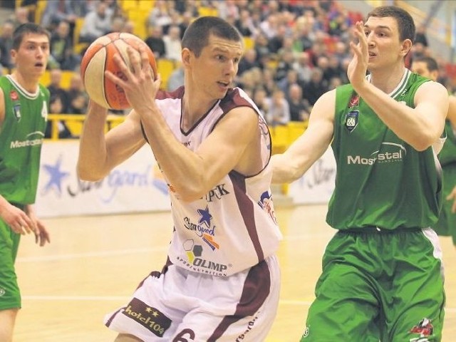 Rafał Kulikowski (z piłką) i pozostali wysocy gracze Spójni nie mieli wczoraj lekko w rywalizacji z koszykarzami AZS