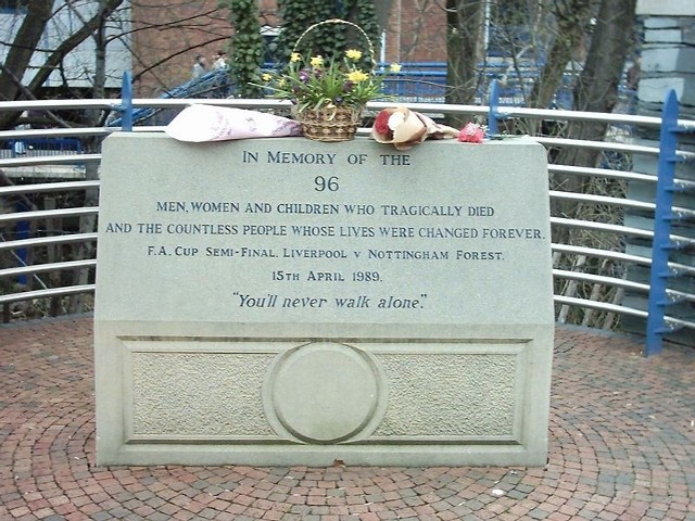 Pomnik poświęcony 96 ofiarom tragedii na Hillsborough