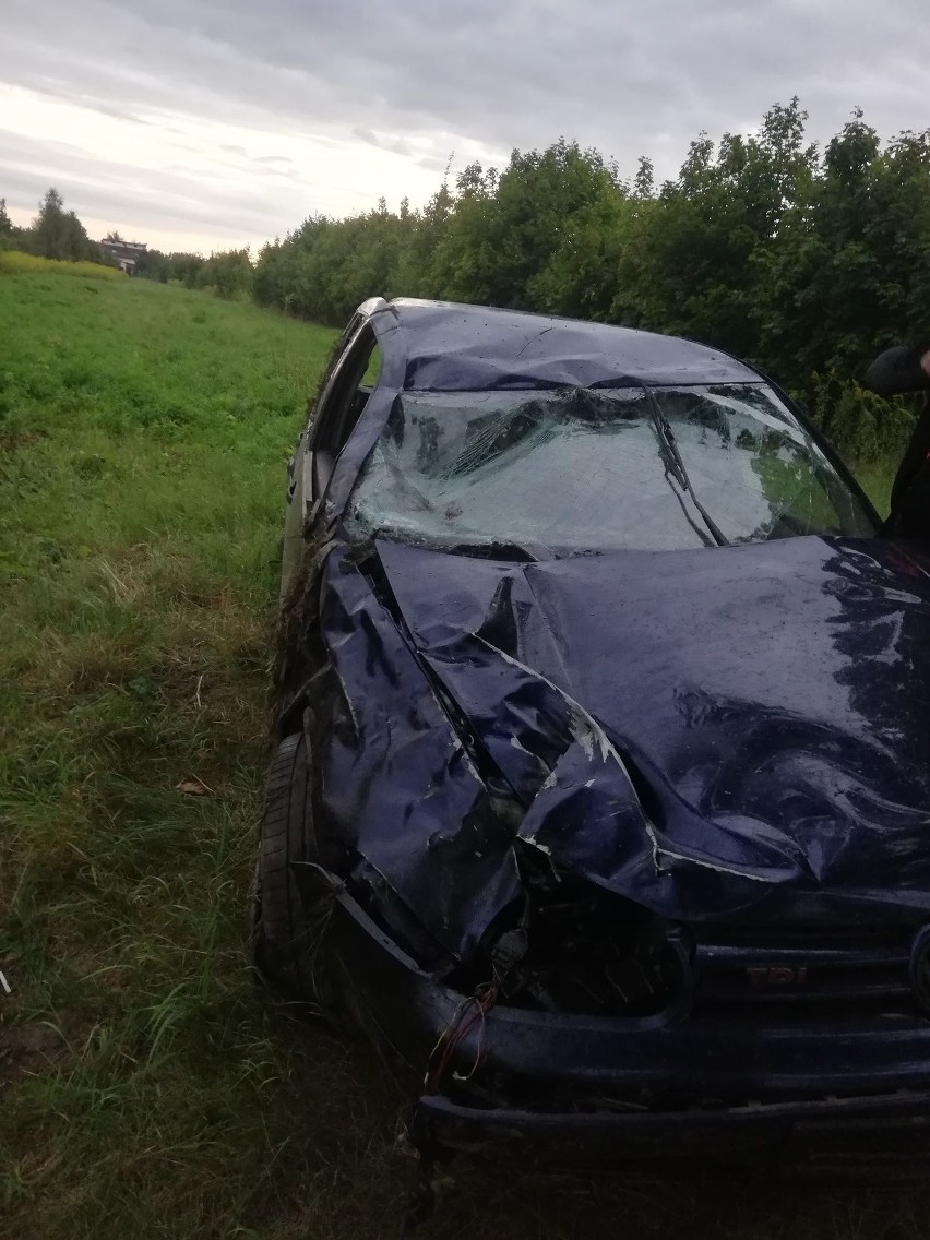 Nocny wypadek w Ozorkowie. Kierowca chciał ominąć sarnę... ZDJĘCIA