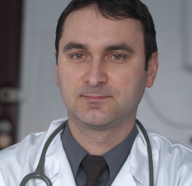 - Niejeden z moich pacjentów skoczył 90 lat – mówi Mariusz Małecki, lekarz rodzinny. Fot. Krzysztof Łokaj
