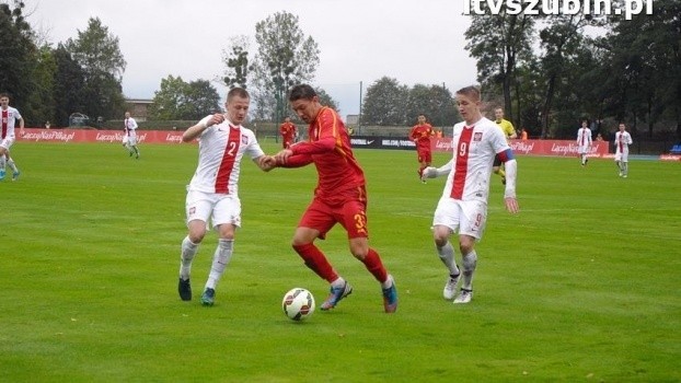 Mateusz Spychała (z lewej) zagrał w reprezentacji Polski do lat 19 w meczu z Macedonią.