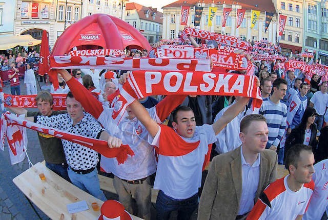 Tak kolorowo było na Starym Rynku kilka lat temu. Teraz strefy kibica nie będzie - okazała się zbyt droga.