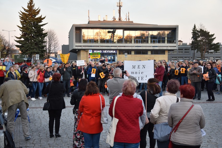 Chrzanów. Dziesiątki nauczycieli protestowało na Placu 1000-lecia [ZDJĘCIA]