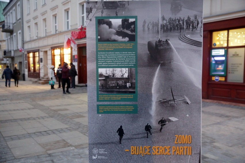 Można już oglądać wystawę IPN o stanie wojennym na placu Łokietka w Lublinie