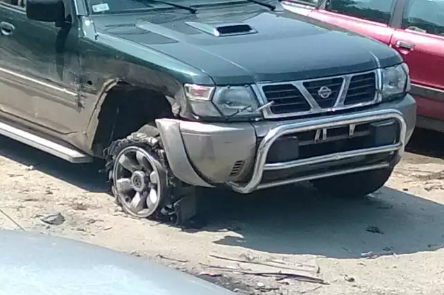 Podczas ucieczki Piotra policjanci strzelali w opony jego nissana patrola. teraz auto będzie badane przez śledczych.