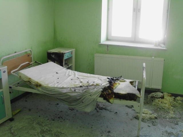 Nadpalone łóżko w szpitalu przy ulicy Kusocińskiego w Kielcach.