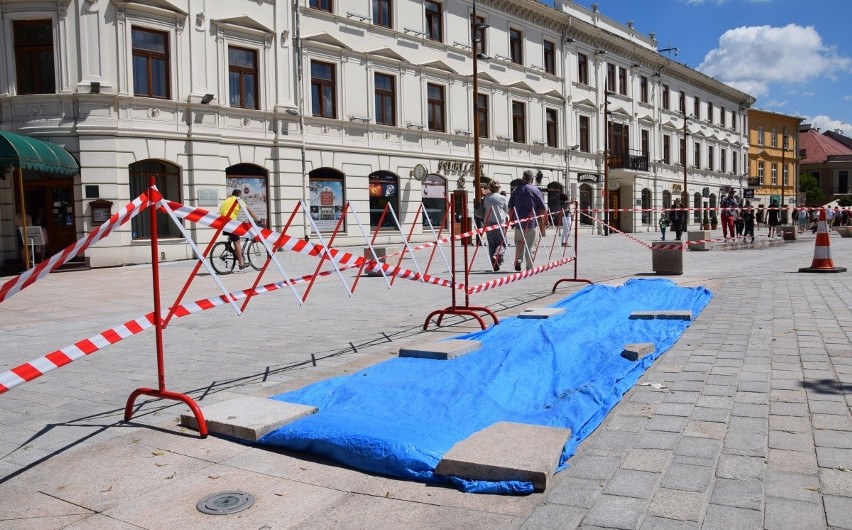 Plac Litewski w Lublinie. Policjanci zniszczyli fragment nowego chodnika (ZDJĘCIA)