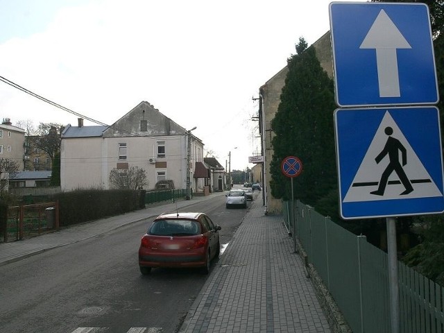 Kierowcy wciąż starym zwyczajem parkują na ulicy3-go Maja po prawej stronie, choć powinni po lewej.