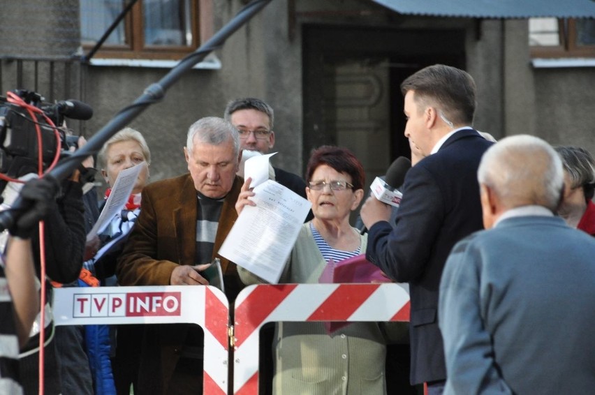 Mieszkańcy bloku w Szydłowcu wyrażali swoje niezadowolenie...