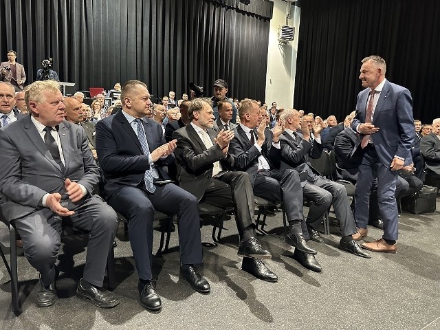 Konferencja regionalna Prawa i Sprawiedliwości  w Tomaszowie Mazowieckim pod hasłem "Inwestycje lokalne. Polska jest jedna" odbyła się w Powiatowym Centrum Animacji Społecznej. Więcej na kolejnych zdjęciach.