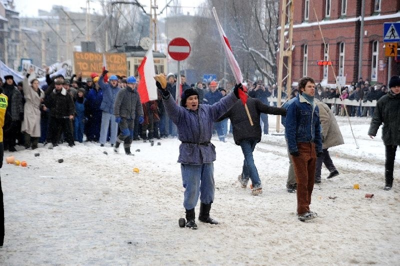 Protestujący stoczniowcy walczyli z ZOMO przy ul. Duboisa