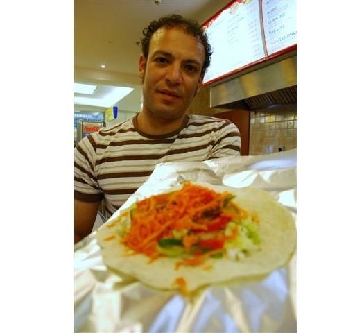 Faeli Abou Dauud, właściciel restauracji Gyros Hut przygotowuje kebab