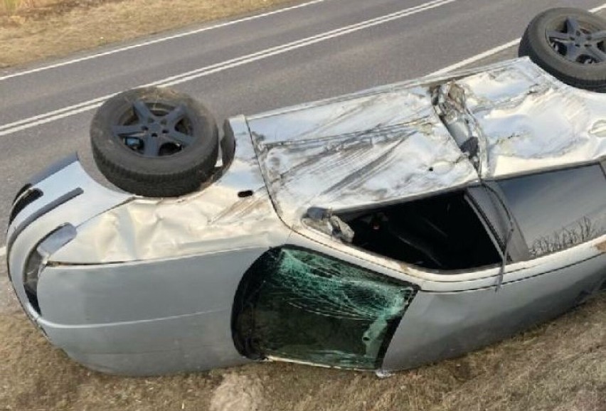 Wypadek na drodze Kwidzyn - Sztum 18.03.2022 r. Kierowca nieprawidłowo wyprzedzał i dachował