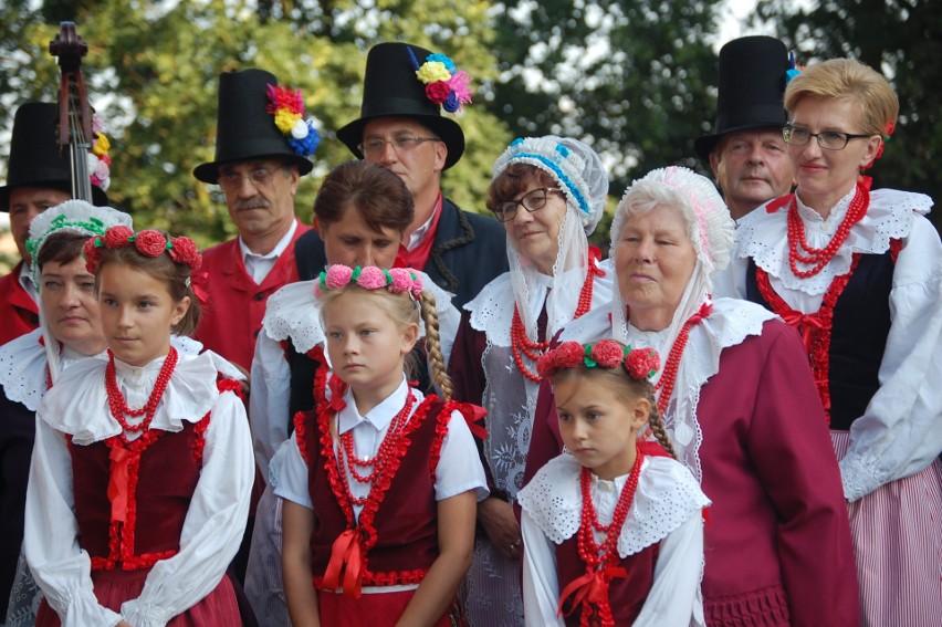 Zespół regionalny "Pałuki" z Kcyni prezentuje klasyczny...