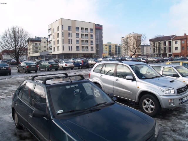 Na terenie dawnego targowiska u zbiegu ul. Kościuszki i Wąskiej w Wyszkowie codziennie parkuje kilkadziesiąt samochodów