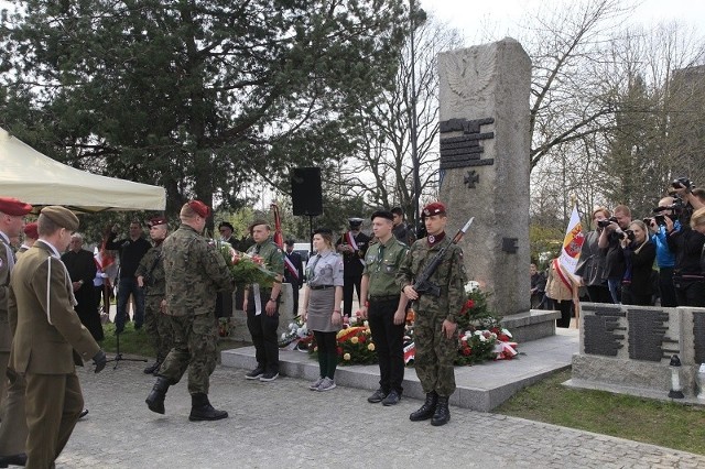 Po mszy pod Pomnikiem Katyńskim złożono kwiaty i zapalono znicze.