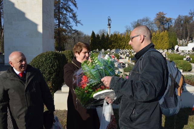Uczniowie z Łodzi 100-lecie Niepodległej świętowali na Cmentarzu Orląt Lwowskich