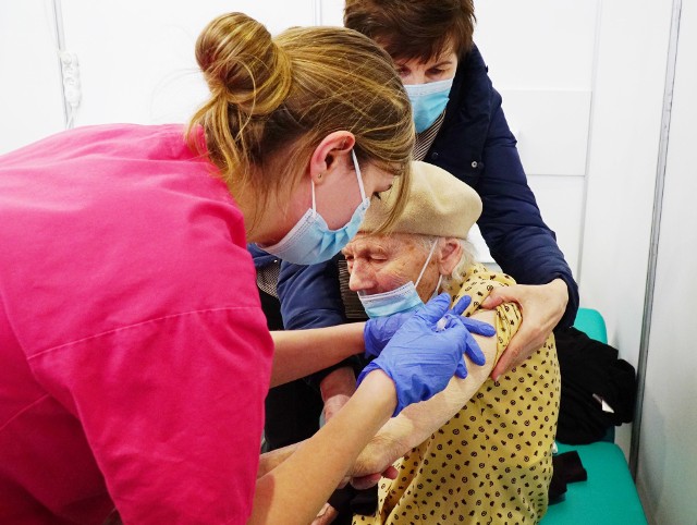 Nie wszyscy seniorzy otrzymali już dwie dawki szczepionki. Niektórzy wciąż czekają nawet na pierwszą...