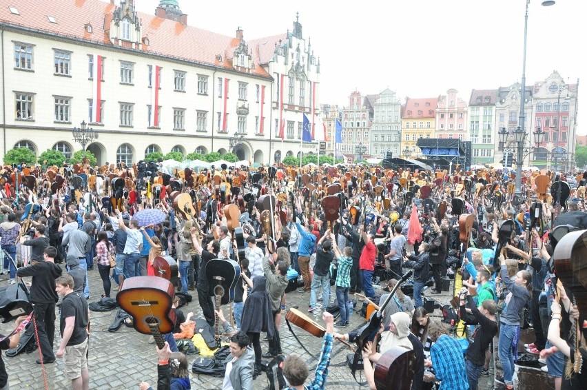 Wrocław: Gitarowy Rekord Guinnessa pobity! O ponad 70 gitar (ZDJĘCIA)